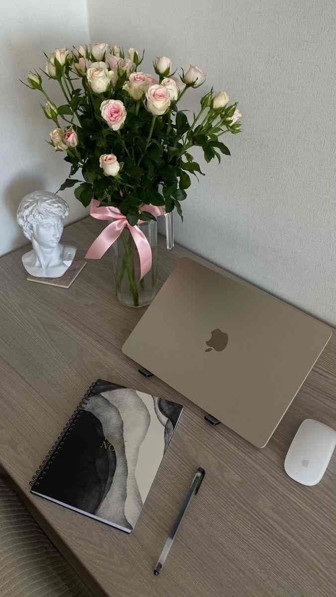 Laptop terbuka di meja dengan suasana minimalis